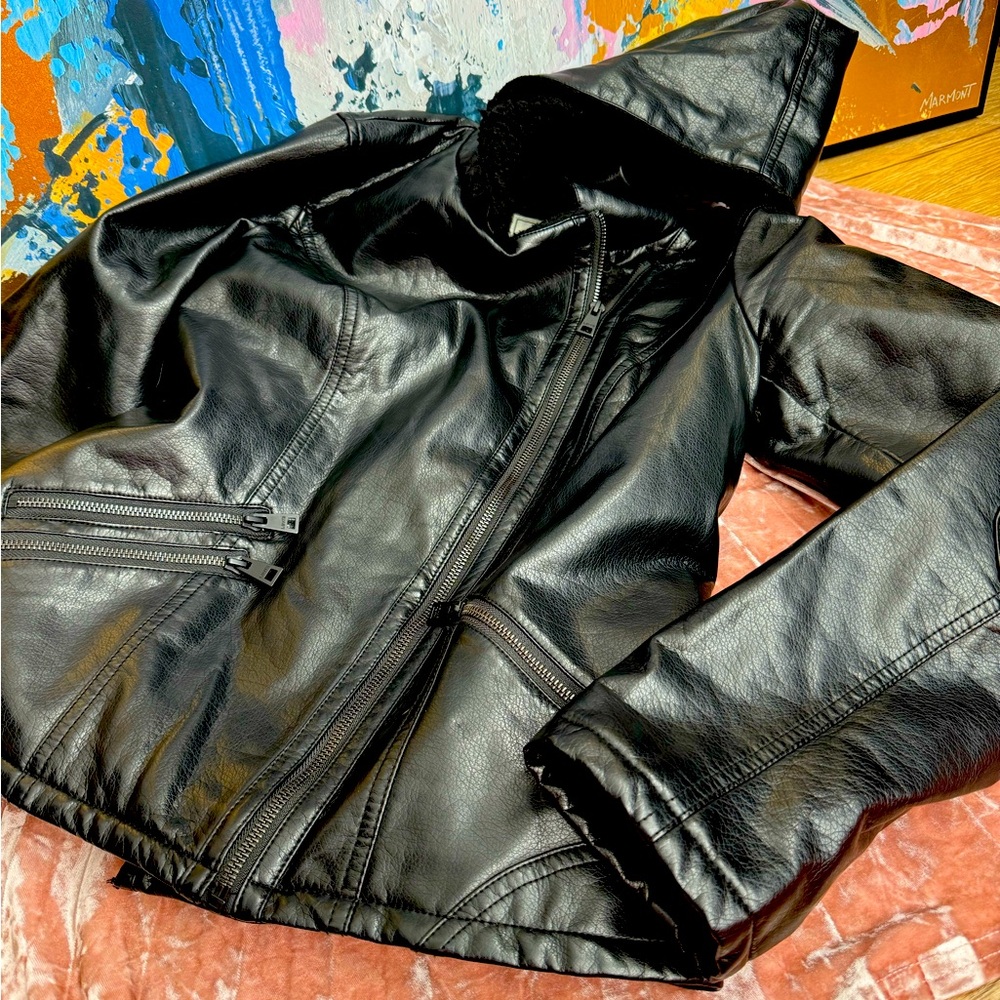 Levis black jacket in good condittions!